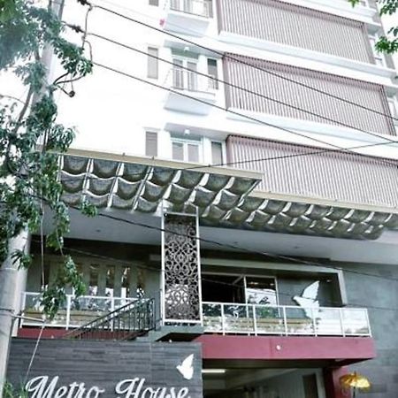 Metro House Hotel Surabaya Ngoại thất bức ảnh