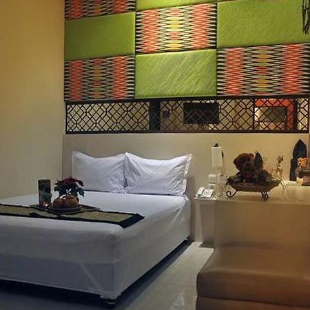 Metro House Hotel Surabaya Phòng bức ảnh